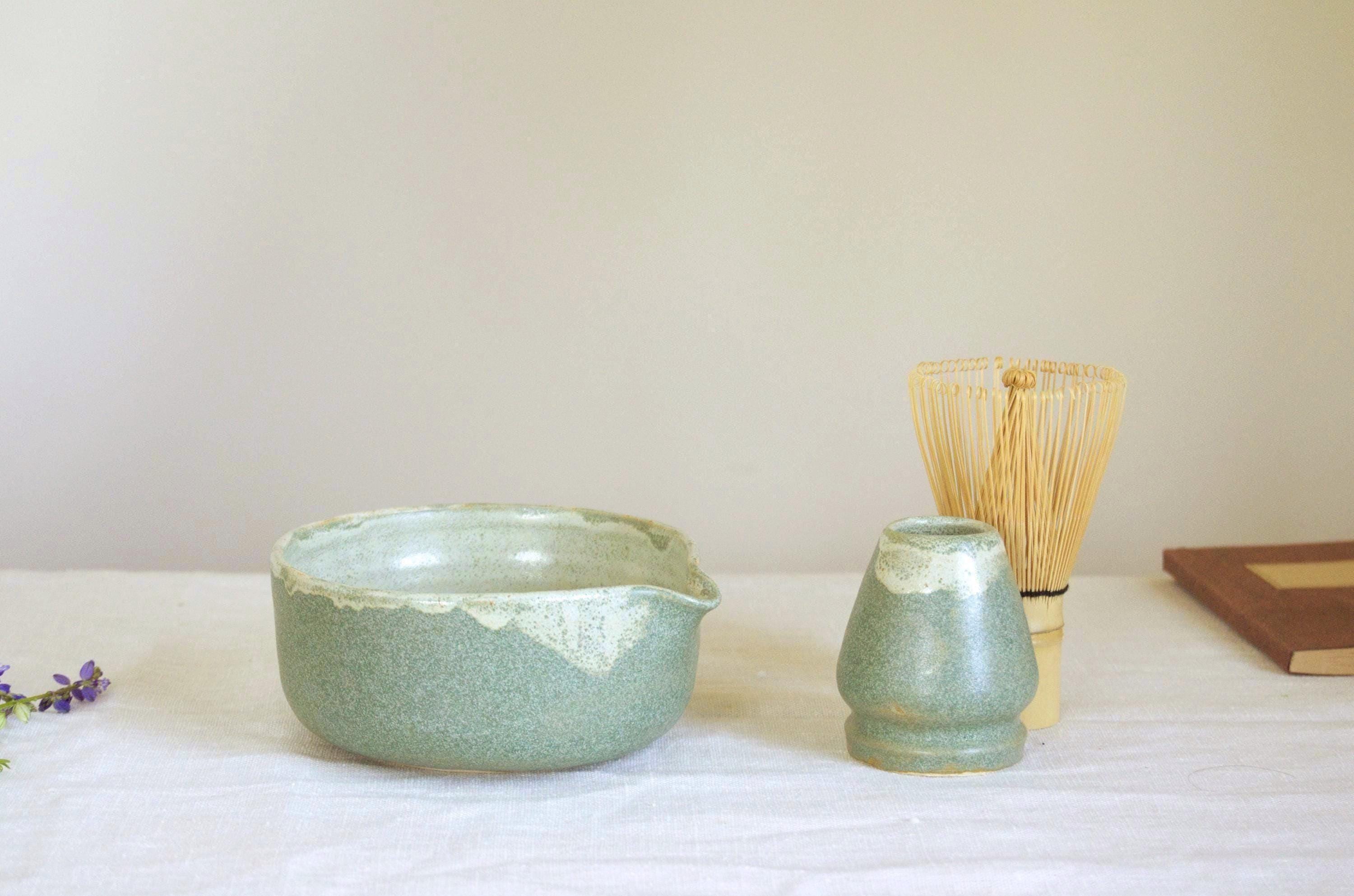 手作りの緑色セラミック抹茶茶碗セット：茶筅、注ぎ口、ミニマルな茶道