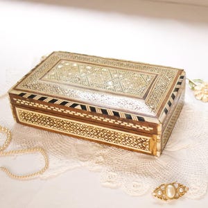 Vintage Mother of Pearl Inlaid Wooden Trinket Box | Cottagecore Bohemian Decor
