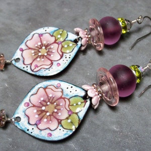 Geëmailleerde Floral Charms-Glass Lampwork Beaded Oorbellen-Artisan Enamel Charm Oorbellen-Organic-Floral-Tribal-Boho Vibe-Oorbellen-SRAJD