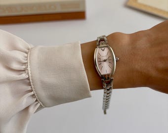 Vintage 90-talsklocka i silver – rosa urtavla, minimalistisk oval urtavla