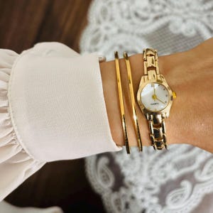 Orologio da polso minimalista da donna in oro, quadrante rotondo vintage, piccolo orologio retrò, regalo per lei, regalo di San Valentino, elegante orologio in oro