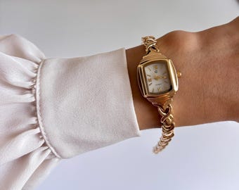Vintage 90s Gold Bracelet Watch – Minimalist Oval Face, Slim Band