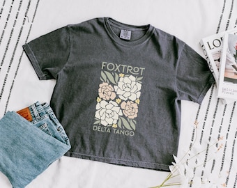 フォックストロット デルタ タンゴ ボクシー クロップ Tシャツ、控えめな反トランプ フェミニスト フラワー、FDT 100% コットン