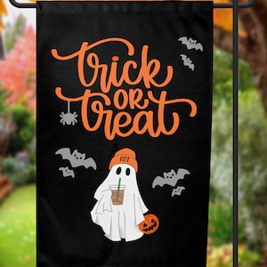 Peut inclure: Un drapeau de jardin rectangulaire noir avec le texte orange Trick or Treat en écriture cursive. Sous le texte, un fantôme blanc porte un bonnet orange avec FDT écrit dessus, tenant un café glacé et une petite citrouille d'Halloween orange.