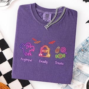 Camiseta de Halloween con estampado neón sutil de FDT, humor de protesta anti-Trump, camiseta morada dulce y espeluznante, manga larga o cuello en V.