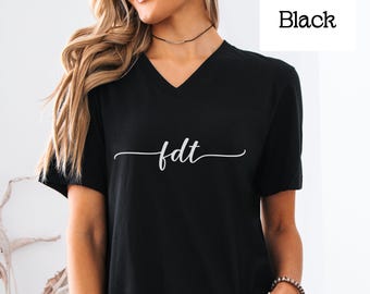 FDT Vネックシャツ：さりげない反トランプTシャツ、フェミニストへの贈り物、抗議＋抵抗Tシャツ、ベラ＋キャンバス