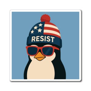 Pode incluir: Um adesivo com um pinguim de desenho animado usando um gorro com um desenho da bandeira americana e a palavra "RESIST". O pinguim também usa óculos de sol vermelhos em um fundo azul claro.