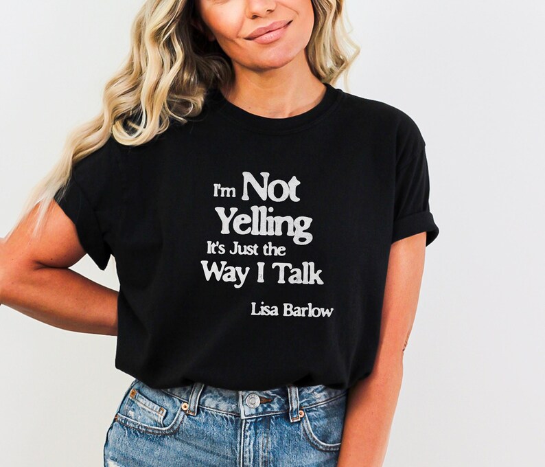 Może przedstawiać: Czarny T-shirt z białym tekstem, kt&oacute;ry brzmi "I'm Not Yelling It's Just the Way I Talk" i "Lisa Barlow".