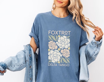 Camiseta Foxtrot Delta Tango: Flores sutiles anti-Trump, colores florales de protesta y comodidad.