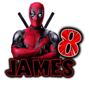 Op de afbeelding: Digitale afbeelding van Deadpool in zijn rood-zwarte kostuum, met twee katana's. Het cijfer 8 heeft een rood-wit ontwerp en de naam "JAMES" is rood geschreven met een zwarte omlijning.