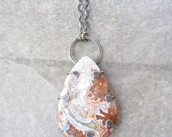 collier en pierre rose, agate de dentelle folle, pendentif en pierre boho, argent oxydé, sertissage à griffes, bijoux fabriqués artisanaux, collier en ferronnerie