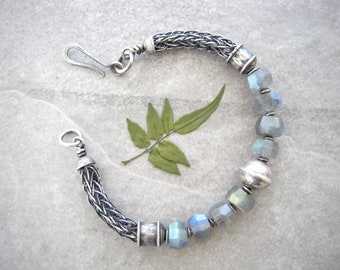 bracelet en argent, bracelet labradorite, bracelet perle bleue, chaîne en tricot viking, style bracelet, fermoir crochet, argent oxydé, bijoux artisanaux