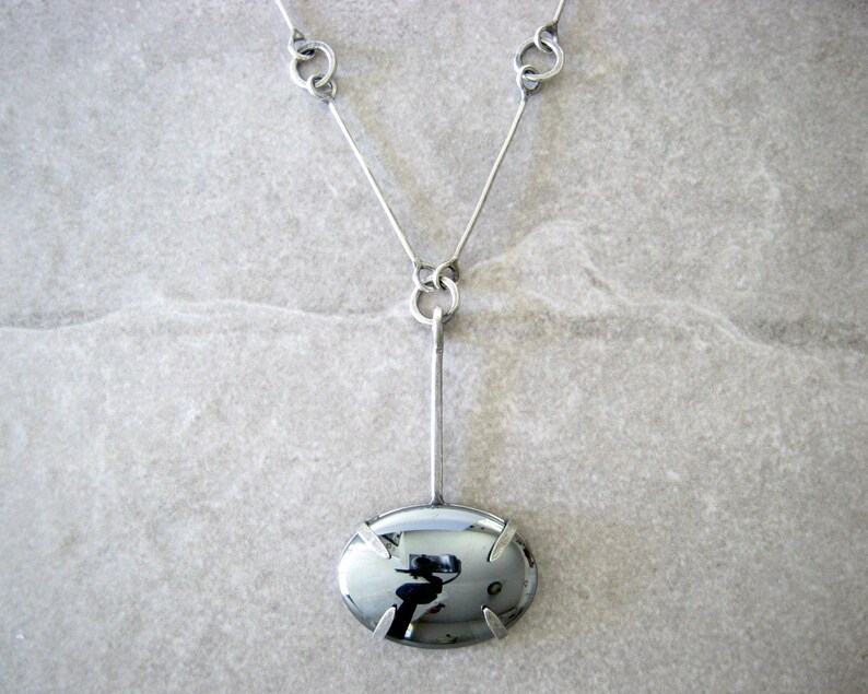 collier hématite, pendentif moderne, bijoux minimalistes, argent oxydé, collier en pierre noire, pierre sertie de griffes, collier Y, cadeau pour elle image 3