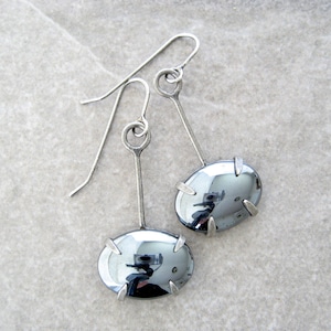 ヘマタイトイヤリング、モダンでミニマリストなジュエリー、酸化シルバー、ブラックストーンイヤリング、爪留めの石、彼女への贈り物