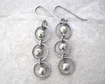 boucles d'oreilles pyrite, pierres de pyrite d'or, bijoux en argent forgé, argent oxydé, anneaux fusionnés au chalumeau, cadeau pour elle