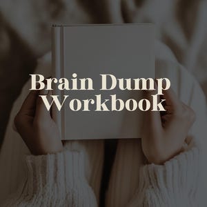 Könnte beinhalten: Ein weißes Notizbuch mit dem Text "Brain Dump Workbook" in beigefarbener Schrift. Der Text "CLEAR YOUR MIND, FIND YOUR FOCUS." ist unter dem Titel gedruckt.
