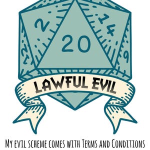 Può includere: Un dado blu a venti facce con il numero 20 sulla faccia. Uno stendardo con il testo "LAWFUL EVIL" è avvolto attorno al dado. Il testo sotto il dado dice "MY EVIL SCHEME COMES WITH TERMS AND CONDITIONS AND A DRESS CODE, AND I ENFORCE IT."
