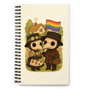 Könnte beinhalten: Spiralgebundenes Notizbuch mit einer skurrilen Illustration von zwei Pestdoktorfiguren. Einer hält eine Regenbogenflagge, der andere einen Blumenstrauß. Die Figuren befinden sich auf einer Wiese mit einem Haus und Bäumen im Hintergrund.