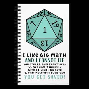 Peut inclure: Un carnet blanc avec un dé à 20 faces vert et le texte "J'aime les gros maths et je ne peux pas mentir. Vous autres joueurs ne pouvez pas nier quand un clerc entre avec un taux de soin divin et que cette masse vous frappe au visage. Vous êtes sauvé !"