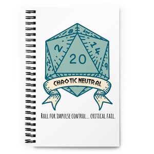 Op de afbeelding: Witte spiraalgebonden notitieboek met een turquoise twintigzijdige dobbelsteenontwerp met het nummer 20. Een banner eronder luidt "CHAOTIC NEUTRAL". De tekst "ROLL FOR IMPULSE CONTROL... CRITICAL FAIL." staat eronder.