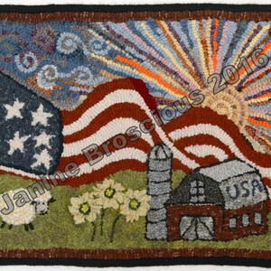Op de afbeelding: Een tapijt met een rood, wit en blauwe Amerikaanse vlag, een wit schaap, drie witte bloemen, een grijze silo, een rode schuur met het woord "USA" erop en een kleurrijke zonnestralen in de achtergrond.