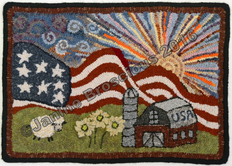 Op de afbeelding: Een tapijt met een rood, wit en blauwe Amerikaanse vlag, een wit schaap, drie witte bloemen, een grijze silo, een rode schuur met het woord "USA" erop en een kleurrijke zonnestralen in de achtergrond.