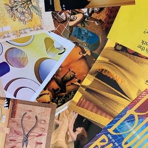 K&ouml;nnte beinhalten: Eine Sammlung bunter Karten und Taschenb&uuml;cher mit verschiedenen Designs und Texten. Die Karten zeigen Illustrationen von Blumen, geometrischen Formen und einer Comicfigur. Die Taschenb&uuml;cher haben Titel wie "SUNNY!" und "BUEN".