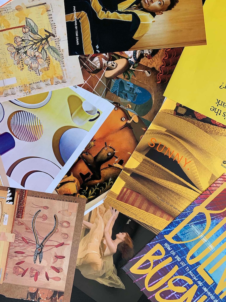 K&ouml;nnte beinhalten: Eine Sammlung bunter Karten und Taschenb&uuml;cher mit verschiedenen Designs und Texten. Die Karten zeigen Illustrationen von Blumen, geometrischen Formen und einer Comicfigur. Die Taschenb&uuml;cher haben Titel wie "SUNNY!" und "BUEN".