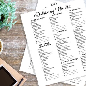 Puede incluir: Una lista de verificación de limpieza imprimible con categorías para entretenimiento, ropa y accesorios, baño, cocina, exteriores, suministros de limpieza y documentos. Cada categoría tiene una lista de artículos para limpiar.