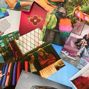 K&ouml;nnte beinhalten: Eine Collage aus Bildern mit verschiedenen Mode- und Lifestyle-Themen. Die Collage zeigt eine Nahaufnahme eines roten und goldenen Schmuckst&uuml;cks, eine Frau in einem farbenfrohen Kleid, ein Paar, das an einem Tisch sitzt, und eine Gruppe von Menschen auf einer Couch. Die Collage besteht aus verschiedenen Texturen und Mustern, die eine visuell interessante und vielseitige &Auml;sthetik erzeugen.