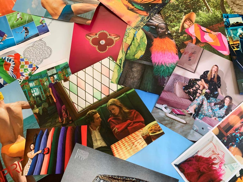 K&ouml;nnte beinhalten: Eine Collage aus Bildern mit verschiedenen Mode- und Lifestyle-Themen. Die Collage zeigt eine Nahaufnahme eines roten und goldenen Schmuckst&uuml;cks, eine Frau in einem farbenfrohen Kleid, ein Paar, das an einem Tisch sitzt, und eine Gruppe von Menschen auf einer Couch. Die Collage besteht aus verschiedenen Texturen und Mustern, die eine visuell interessante und vielseitige &Auml;sthetik erzeugen.