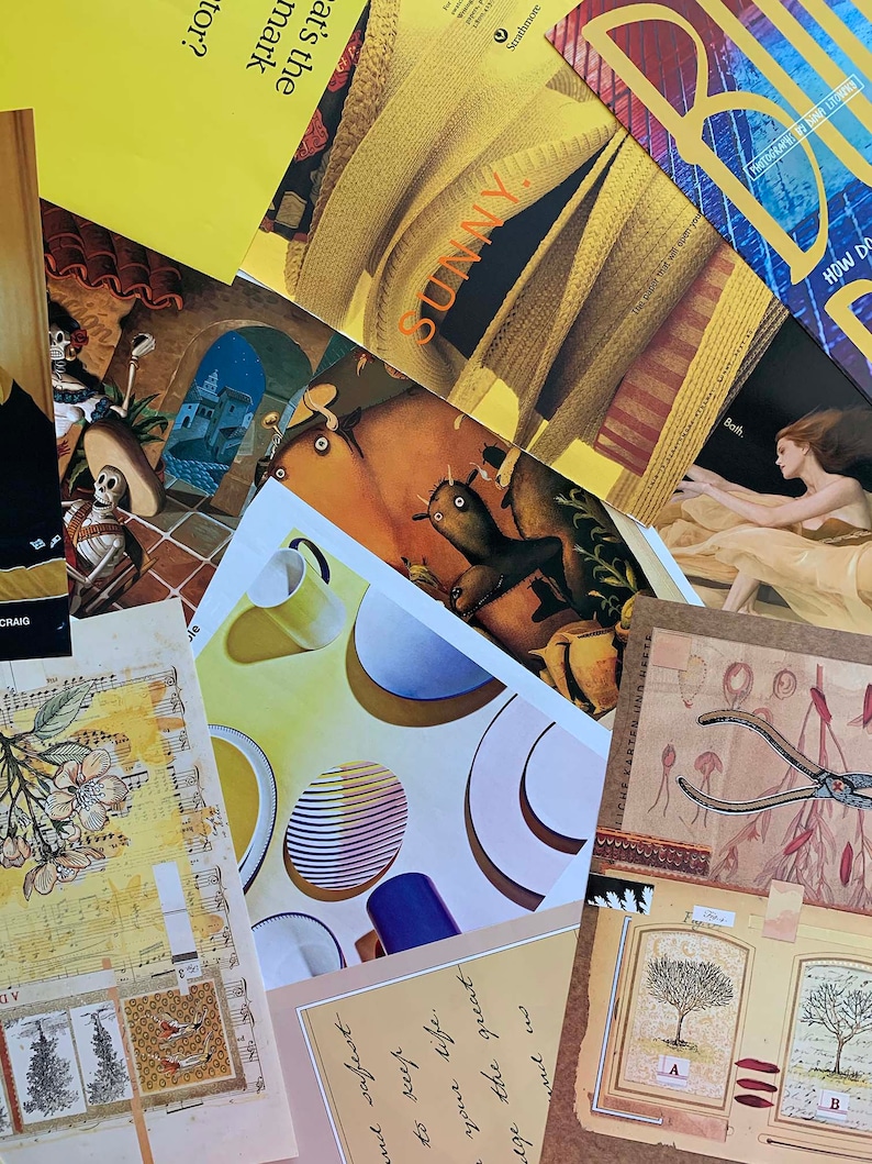 K&ouml;nnte beinhalten: Eine Sammlung bunter Papierschnipsel mit verschiedenen Designs und Texten, darunter "Sunny", "remarkable", "How Do" und "Bath". Die Papiere sind in einem zuf&auml;lligen Muster angeordnet und bilden eine visuell interessante Collage.