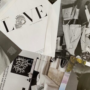 Puede incluir: Un collage de p&aacute;ginas de revistas con un anillo de diamantes, una mujer con un abrigo de piel blanco y botas, una obra de arte abstracta en blanco y negro y un sof&aacute; blanco con almohadas.