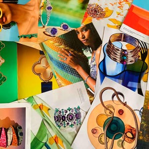 K&ouml;nnte beinhalten: Eine Collage aus Bildern mit verschiedenen Schmuckst&uuml;cken, darunter Halsketten, Armb&auml;nder und Ohrringe. Der Schmuck ist aus Gold gefertigt und mit gr&uuml;nen, blauen und violetten Edelsteinen besetzt. Die Bilder sind vor einem Hintergrund aus bunten Stoffen und Zeitschriften angeordnet.