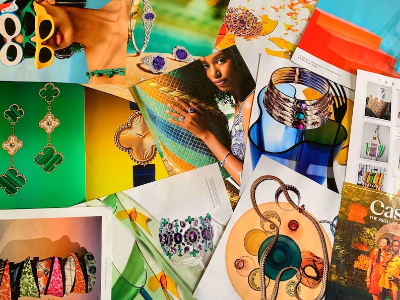 K&ouml;nnte beinhalten: Eine Collage aus Bildern mit verschiedenen Schmuckst&uuml;cken, darunter Halsketten, Armb&auml;nder und Ohrringe. Der Schmuck ist aus Gold gefertigt und mit gr&uuml;nen, blauen und violetten Edelsteinen besetzt. Die Bilder sind vor einem Hintergrund aus bunten Stoffen und Zeitschriften angeordnet.