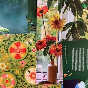 K&ouml;nnte beinhalten: Ein Strau&szlig; orangefarbener und gelber Blumen in einer durchsichtigen Glasvase auf einem Fenstersims. Die Blumen stehen vor einer gr&uuml;nen, belaubten Pflanze. Der Text auf der Karte lautet: "Laut der Plastic Pollution Coalition werden in den Vereinigten Staaten allein j&auml;hrlich &uuml;ber 30 Millionen Tonnen Plastik weggeworfen, und nur 8 Prozent davon werden recycelt. Der Rest landet auf M&uuml;lldeponien und in den Ozeanen. Jetzt schlie&szlig;en sich Hotels, Kreuzfahrtunternehmen, Fluggesellschaften, Bars und ganze St&auml;dte der Bewegung an, um den Plastikverbrauch zu reduzieren, indem sie Strohhalme, Wasserflaschen, Besteck, Taschen und sogar diese Mini-Shampoo-Flaschen ins Visier nehmen, die wir alle so gerne mit nach Hause nehmen."