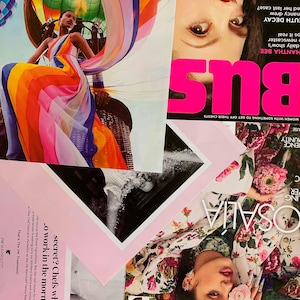 K&ouml;nnte beinhalten: Eine Collage aus Magazin-Covern mit Mode- und Lifestyle-Inhalten. Das obere Cover zeigt eine Frau in einem farbenfrohen Kleid, die in einem Hei&szlig;luftballon steht. Das mittlere Cover zeigt eine Frau mit leuchtend roten Lippen und dem Wort "BUS" in gro&szlig;en pinkfarbenen Buchstaben. Das untere Cover zeigt eine Frau mit Blumen im Haar und dem Wort "OSALIA" in gro&szlig;en wei&szlig;en Buchstaben.