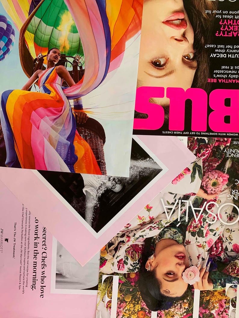 K&ouml;nnte beinhalten: Eine Collage aus Magazin-Covern mit Mode- und Lifestyle-Inhalten. Das obere Cover zeigt eine Frau in einem farbenfrohen Kleid, die in einem Hei&szlig;luftballon steht. Das mittlere Cover zeigt eine Frau mit leuchtend roten Lippen und dem Wort "BUS" in gro&szlig;en pinkfarbenen Buchstaben. Das untere Cover zeigt eine Frau mit Blumen im Haar und dem Wort "OSALIA" in gro&szlig;en wei&szlig;en Buchstaben.