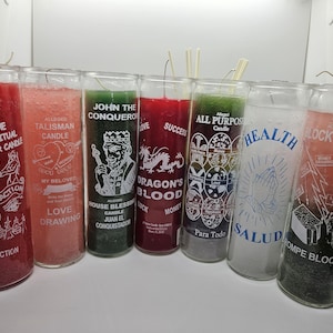 以下が含まれることがあります： さまざまな色のワックスとラベルが付いたガラス製のキャンドルジャーが7つあります。ラベルには、「The Spiritual Power Candle」、「Talisman Candle」、「John the Conqueror」、「Dragon's Blood」、「All Purpose Candle」、「Health」、「Block Buster」などのテキストが記載されています。