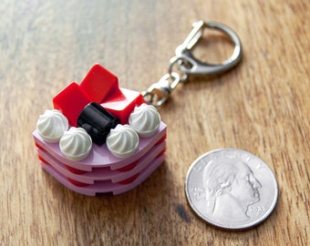Sac à dos personnalisé avec gâteau d'anniversaire aux fraises, sac à main, breloque pour sac fabriquée avec de véritables blocs de construction, fermoir pivotant, cadeau parfait pour les fans de LEGO