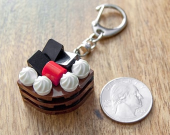 Sac à dos personnalisé avec gâteau d'anniversaire au chocolat, sac à main, breloque pour sac fabriquée avec de véritables blocs de construction, fermoir pivotant, cadeau parfait pour les fans de LEGO