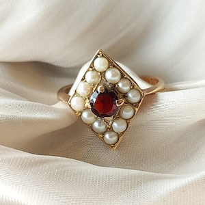 Anello antico in oro 9 carati con granato e perla, anello con granato in stile vittoriano, anello con grappolo di perle naturali, anello vintage a losanga