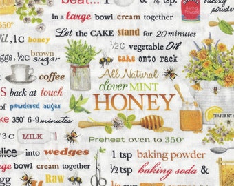 Op de afbeelding: Een witte achtergrond met een recept voor honingcake. Het recept bevat ingrediënten zoals honing, suiker, eieren, melk, bakpoeder, baking soda en sinaasappelsap. De tekst is handgeschreven en bevat illustraties van bijen, klaver en honing.
