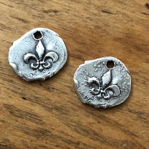 Encanto de flor de lis Pequeño encanto de flor de lis redondo de plata esterlina /CH1403