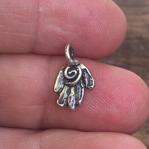 Little Hand with Spiral Charm a Ricci Worth Design CH08 imagem 4