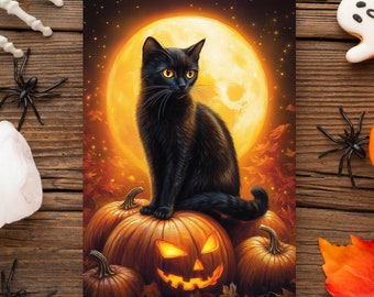 Può includere: Un gatto nero è seduto su una zucca intagliata con una luna piena sullo sfondo. Il gatto ha gli occhi gialli e guarda a destra. La zucca è illuminata e ha un viso intagliato. La luna è luminosa e gialla.