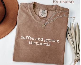 Camiseta Comfort Colors® Café y Pastor Alemán: Camiseta para mamá de perro, Camiseta para amante de los perros