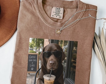 Maglietta Comfort Colors® con Labrador al cioccolato e caffè, maglietta con cane e caffè freddo, regalo divertente per gli amanti dei Labrador, maglietta carina per le mamme di cani, regalo per i proprietari di Labrador, cane da bar