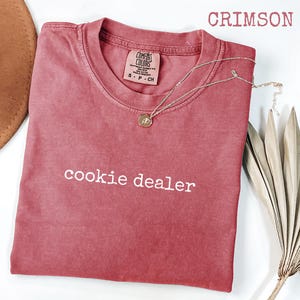 Comfort Colors® Cookie Dealer Graphic T-shirt, rolig mamma-t-shirt, bakrea-tröja, present till flickscoutledare bild 5
