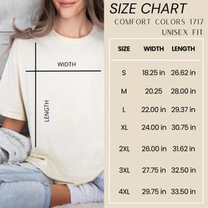Pode incluir: Camiseta unissex creme com tabela de tamanhos. A tabela lista os tamanhos S a 4XL, com as medidas de largura e comprimento correspondentes em polegadas. O texto "SIZE CHART" e "COMFORT COLORS 1717 UNISEX FIT" s&atilde;o exibidos.